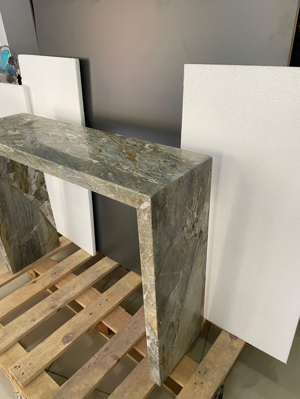 Handcrafted Green Marble Console Table: Luxury Plinth Decor