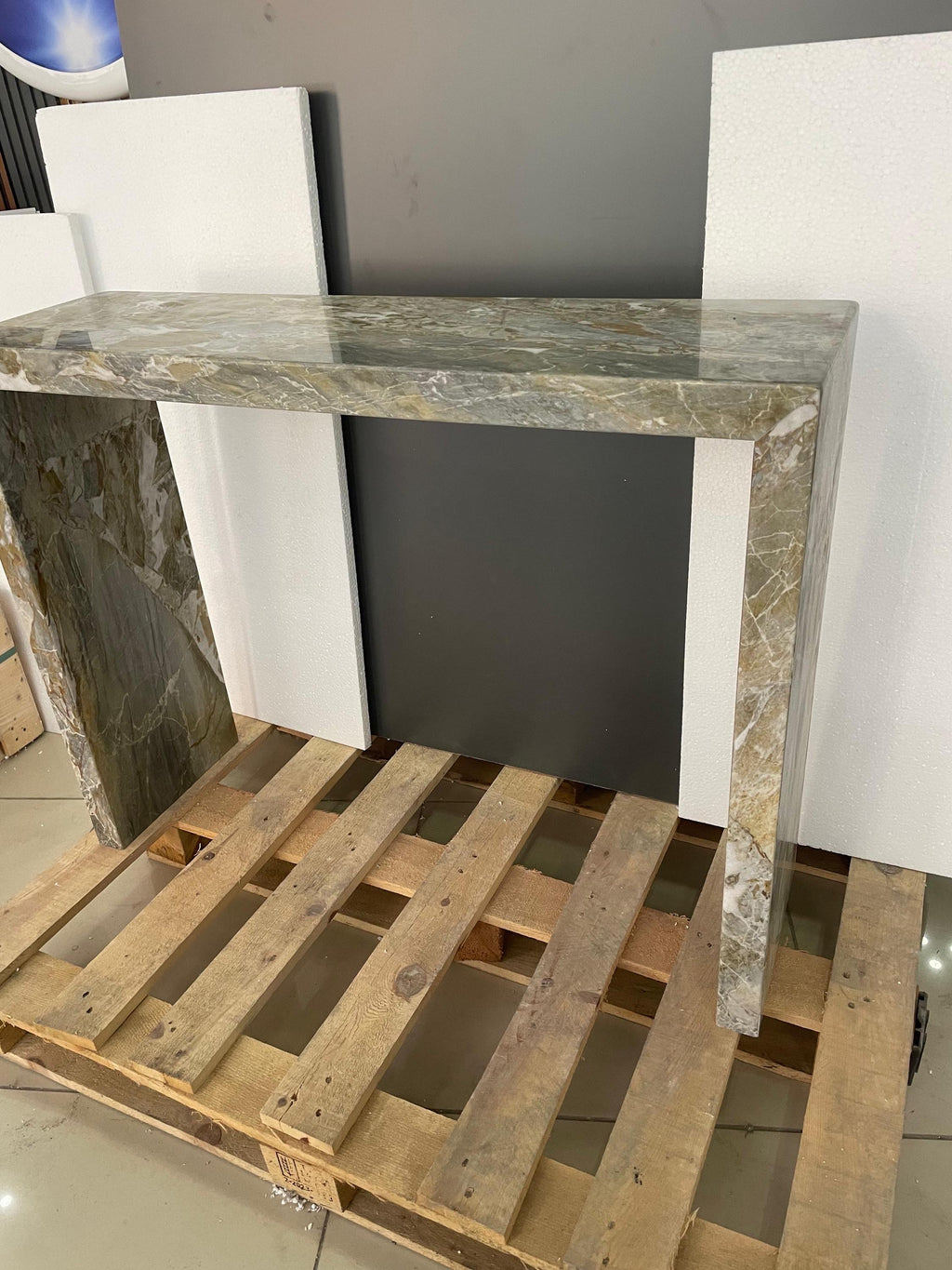 Handcrafted Green Marble Console Table: Luxury Plinth Decor