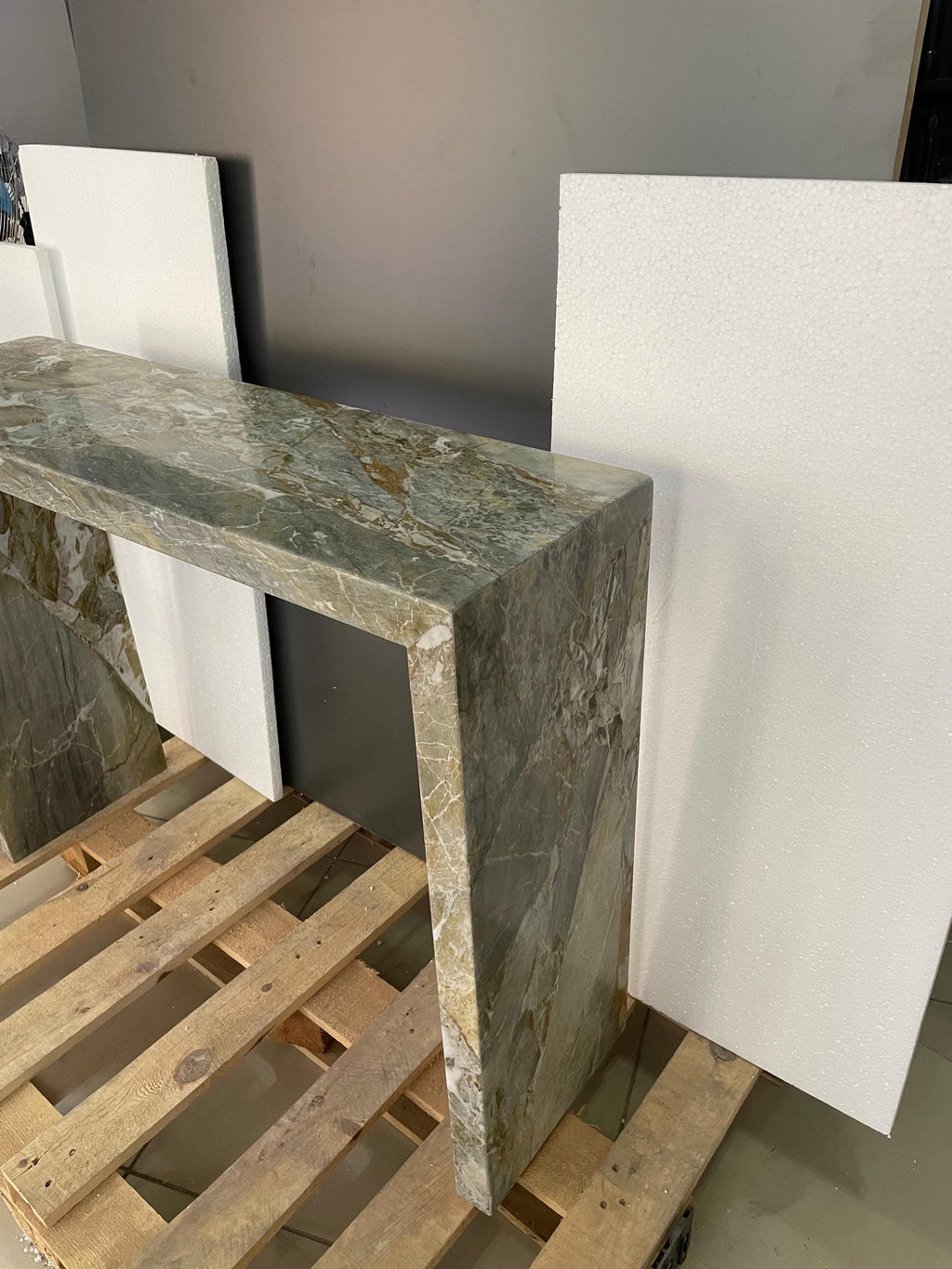 Handcrafted Green Marble Console Table: Luxury Plinth Decor
